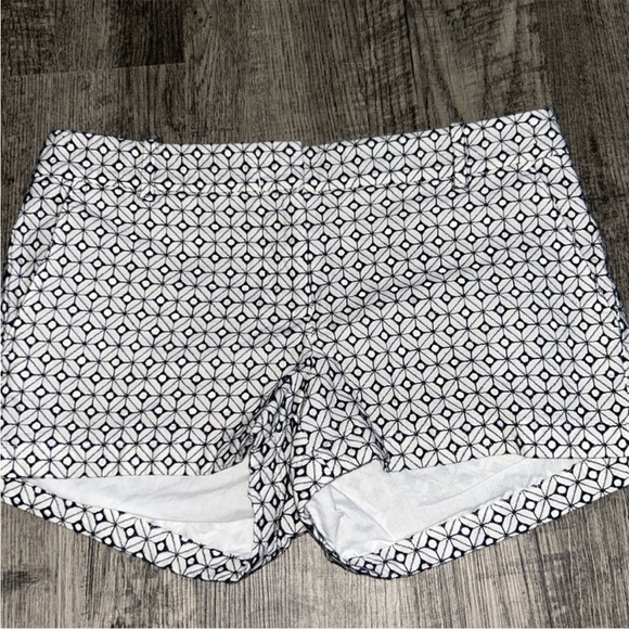 Geometric Patterned Women's Shorts - Picture 1 of 3